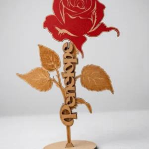 Rosa de madera con nombre grabado