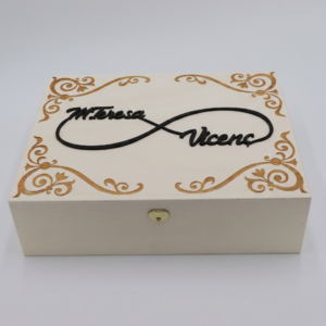 Caja de vino grabada con nombres