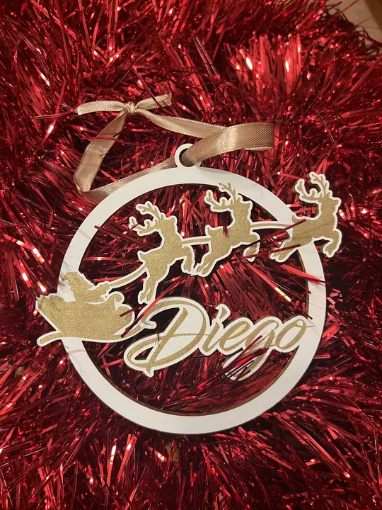Bola de Navidad de madera con el nombre Diego y el trineo con renos