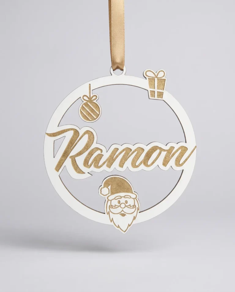 Bola de Navidad de madera blanca con el nombre Ramon grabado en dorado