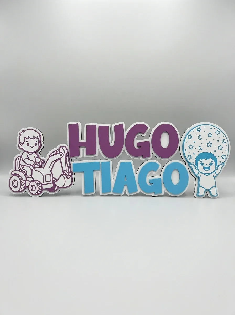 Nombres de madera HUGO y TIAGO pintados con ilustraciones de excavadora y animales